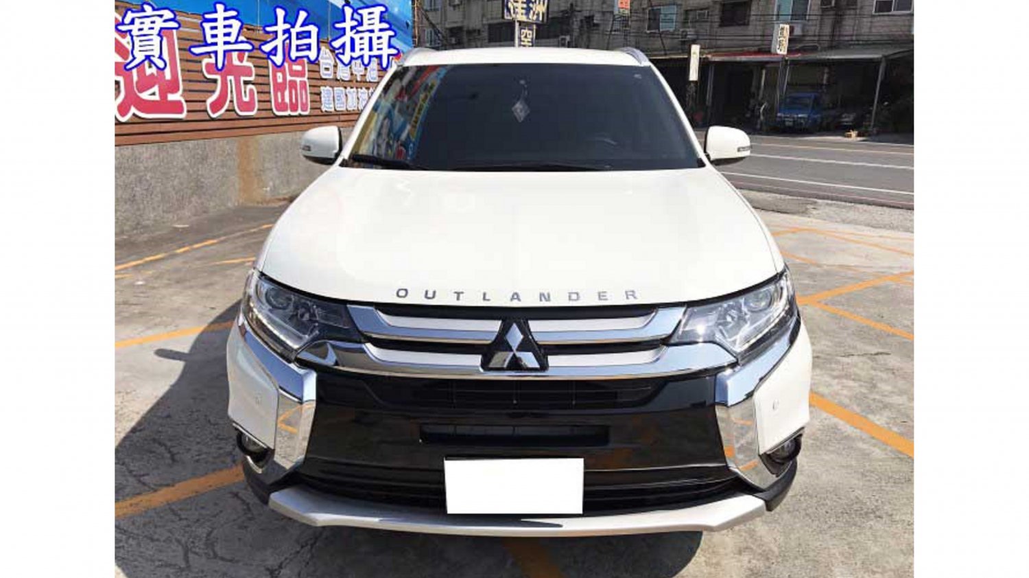 Mitsubishi 三菱 Outlander 18年mitsubishi Outlander 白色三菱中古休旅車 屏東車庫