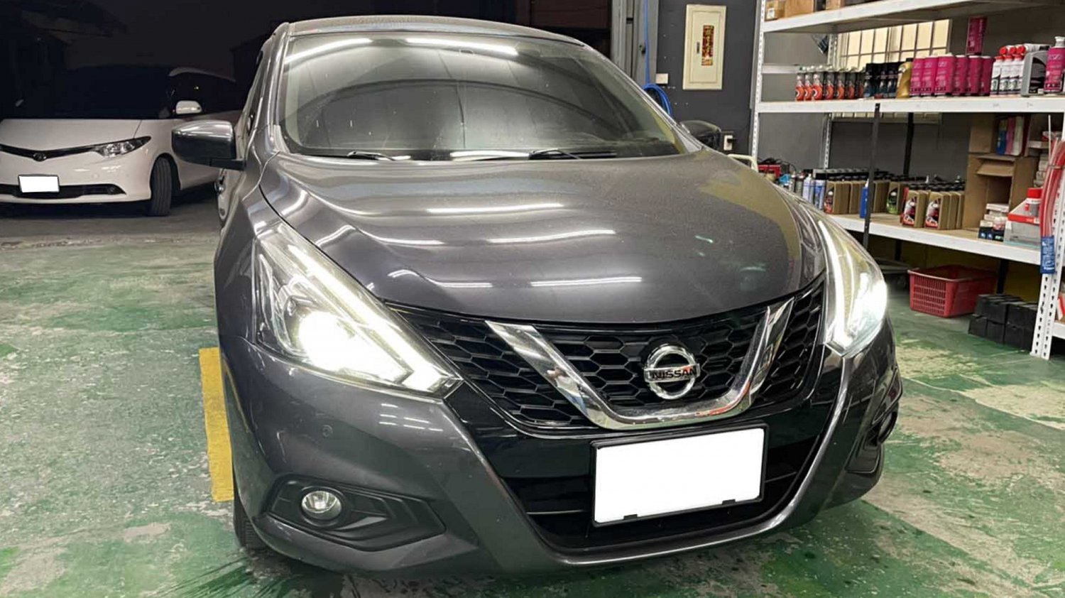 Nissan 日產 Tiida 18年nissan Tiida 深灰色日產中古車 車輛外調中