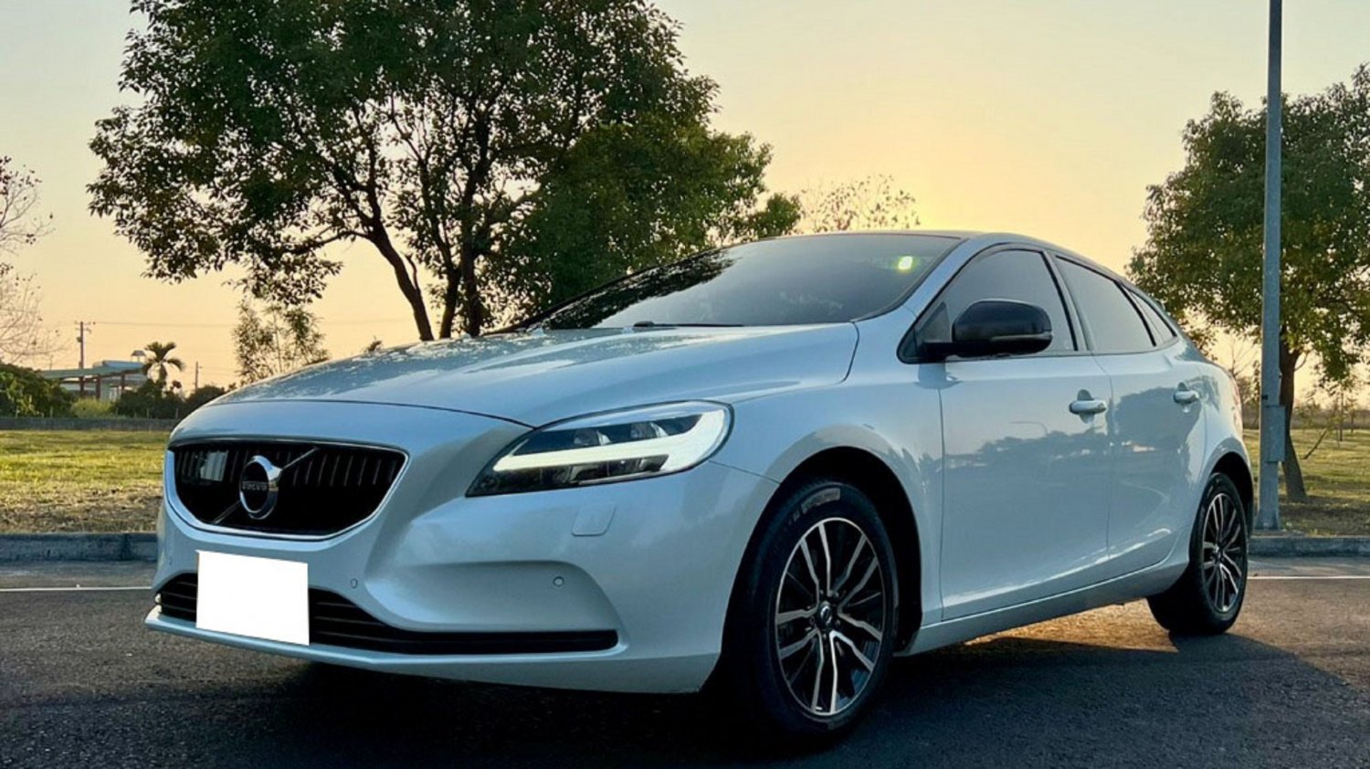 Volvo 富豪 V40 19年volvo V40 白色富豪中古車 嘉義車庫