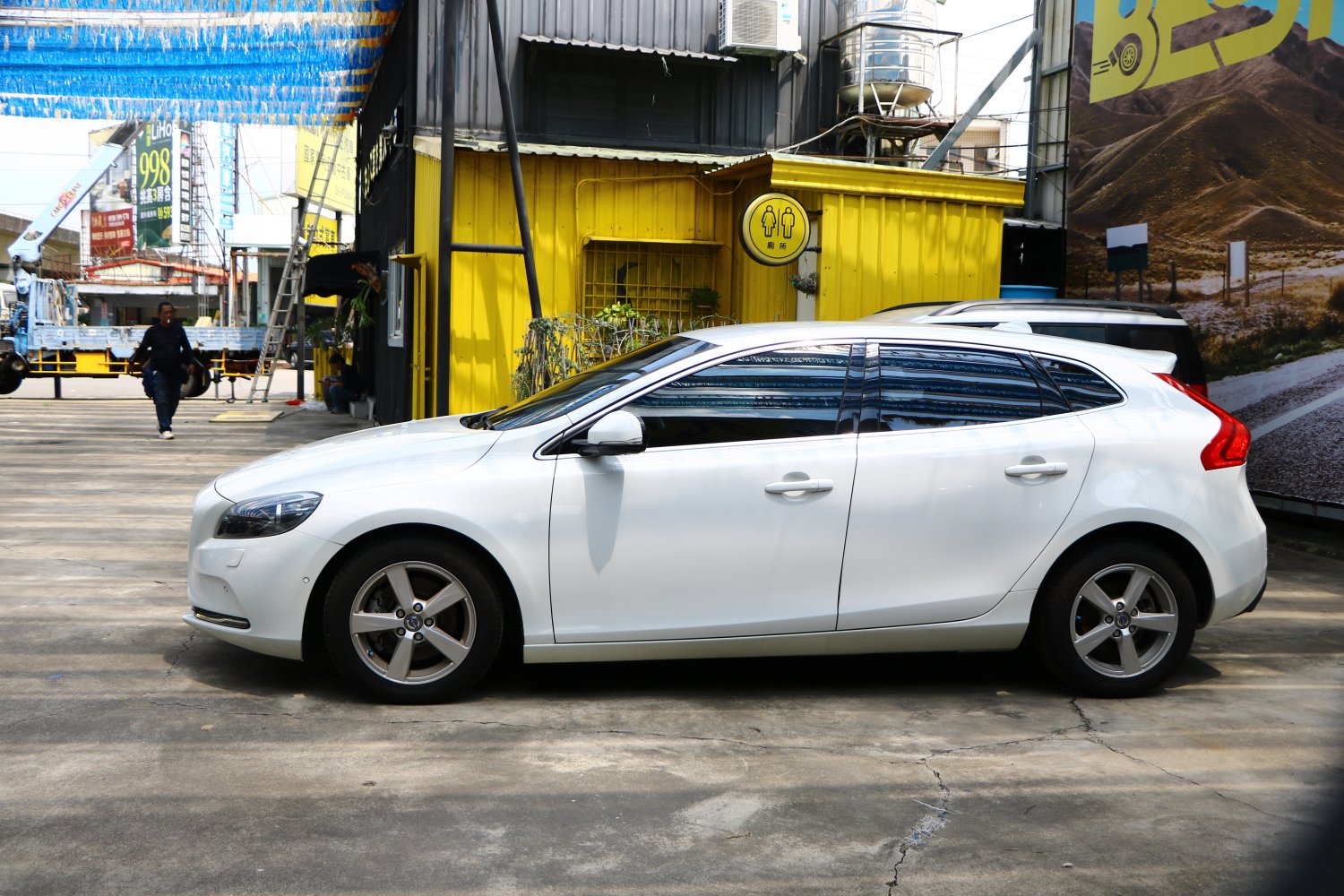 Volvo 富豪 ／ V40 ／ 2014年 ／ 2014年VOLVO V40  白色 富豪中古車 ／ 九肇匯元汽車 (台南)