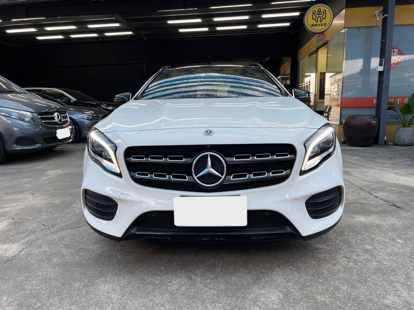 Benz 賓士 ／ GLA-Class ／ 2018年 ／ 2018年 Benz GLA250 白色 賓士中古車 ／ 成交區